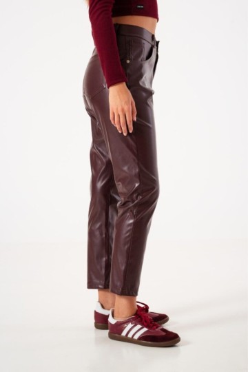 Pantalon mom fit eco cuero elastizado por mayor