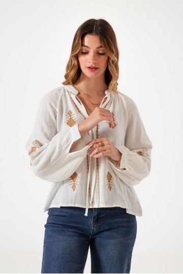 Q007 Blusa bordada