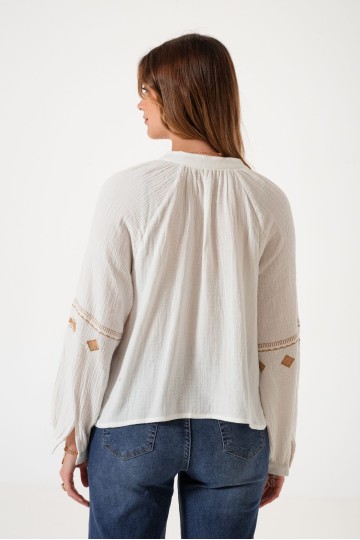 Q007 Blusa bordada