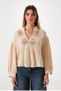Q008 Blusa bordada